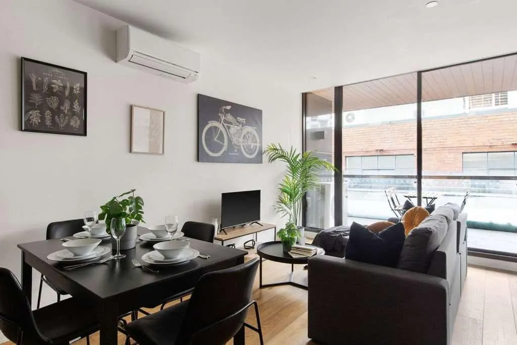 A Modern & Spacious 2BR Apt Near Melbourne Uni — 4