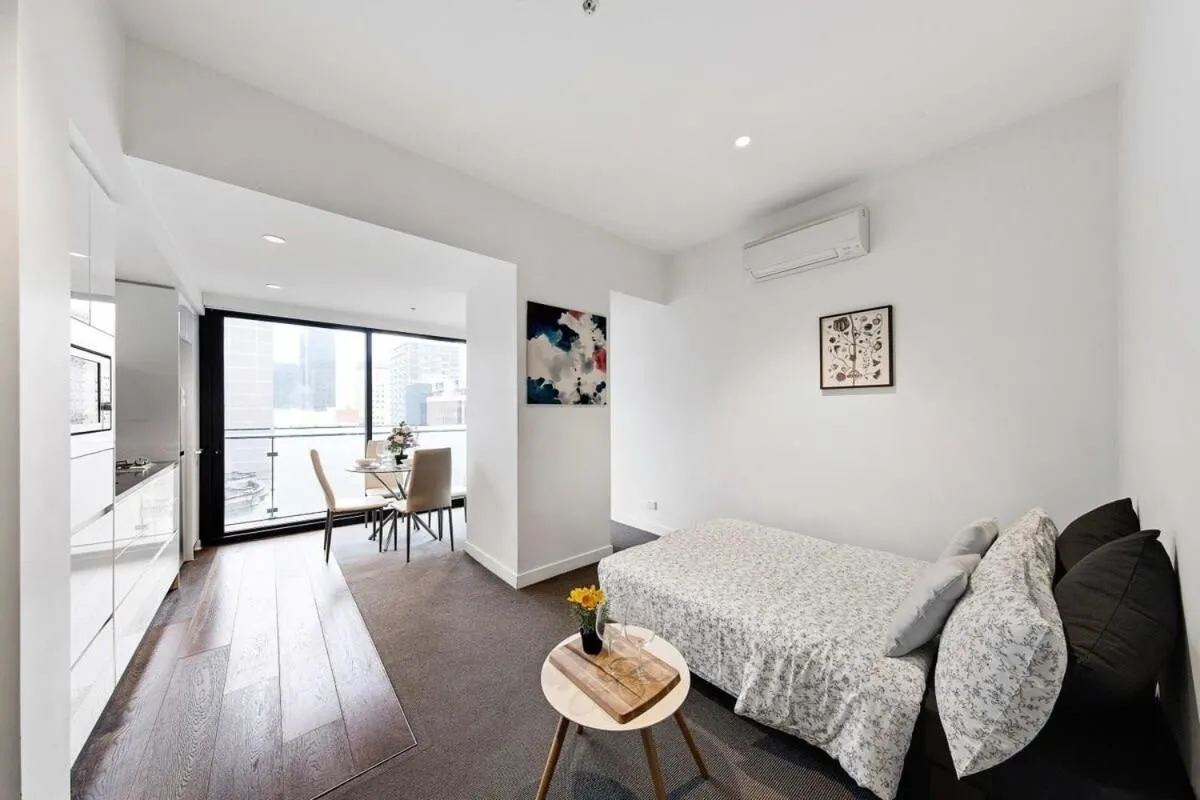 A Stylish Apt for 4 Near Queen Victoria Market — 2