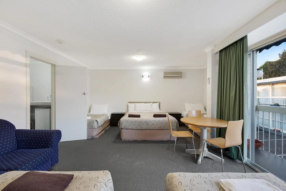 Alexander Motor Inn — 2