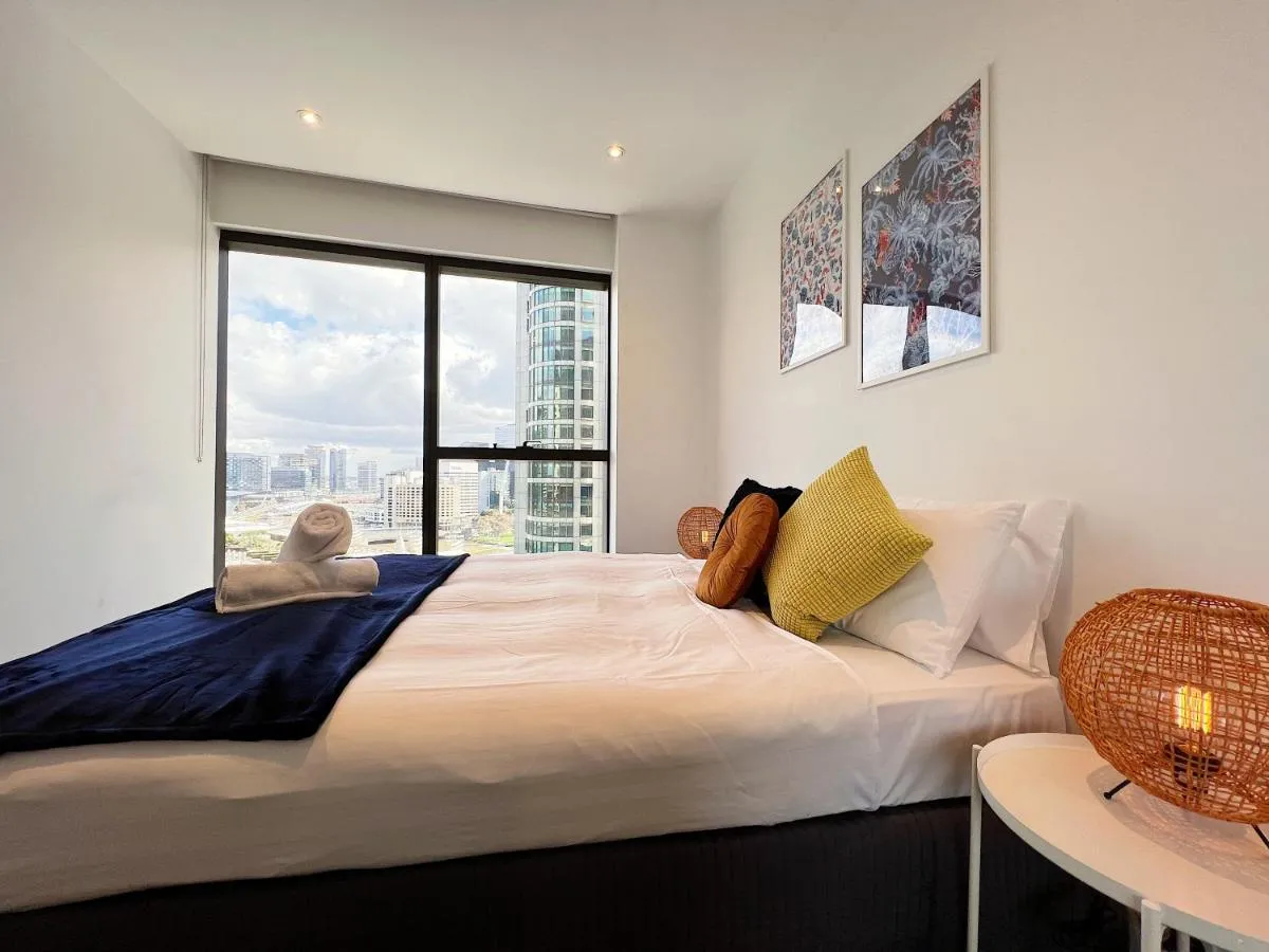 Astonishing Southbank Pearl Tower Residences near Crown Casino — 2