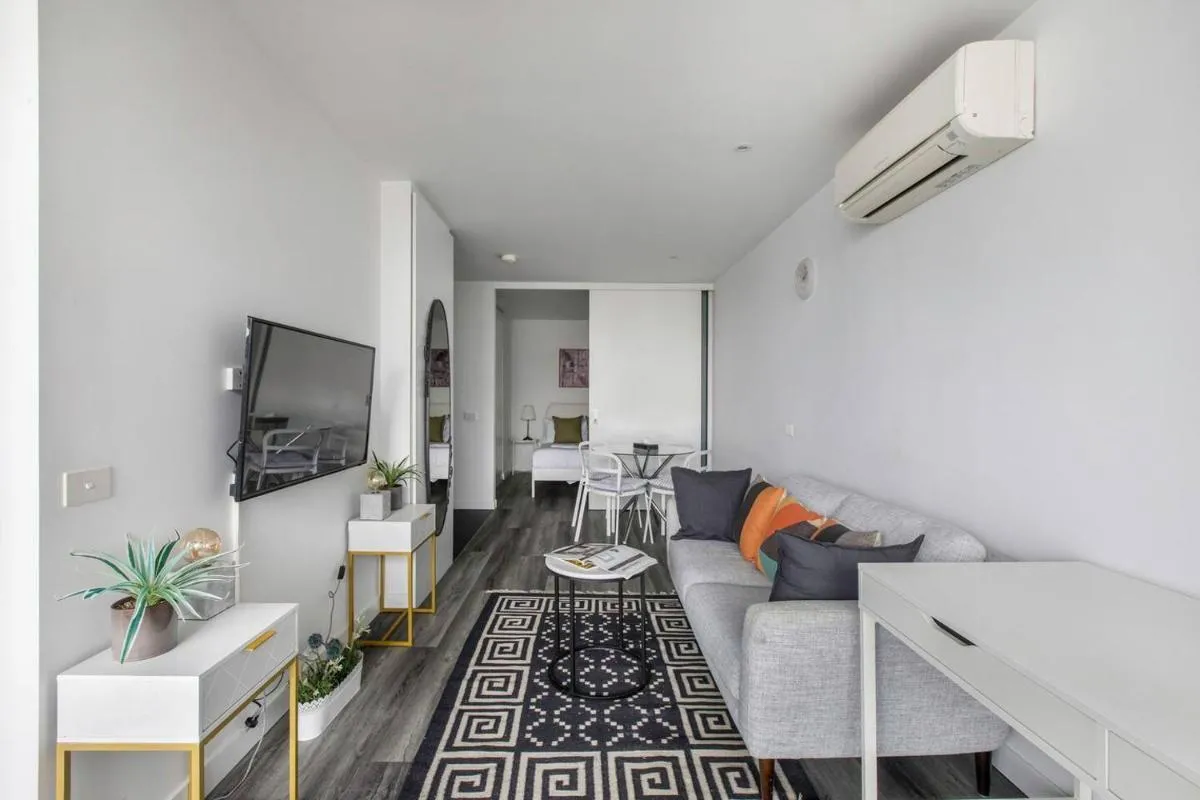 Aura off Flinders Lane – A City Centre Balcony Abode — 5