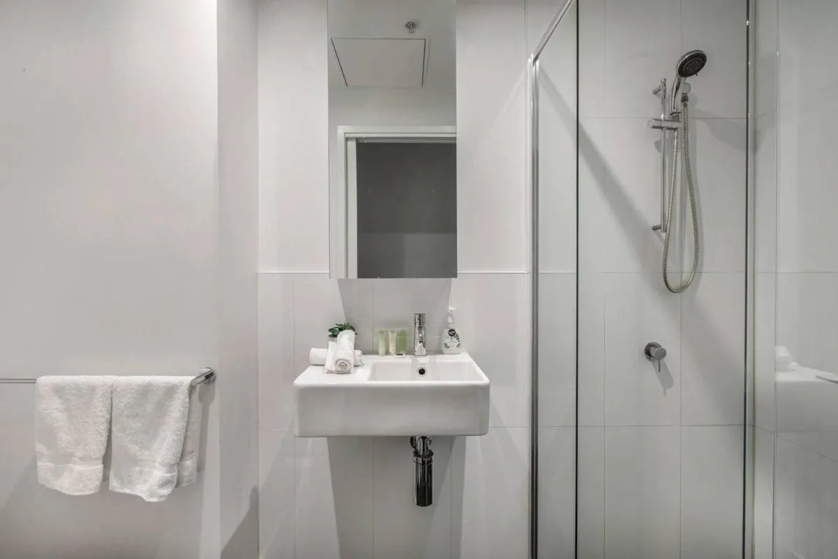 Aura off Flinders Lane – A City Centre Balcony Abode — 3