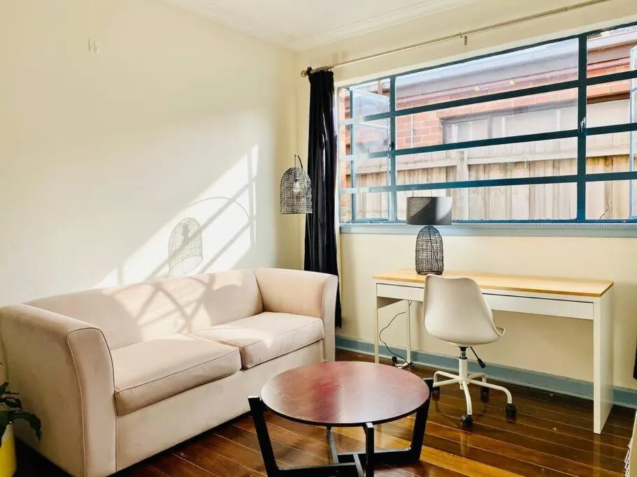 Bay Rd Kids & Pet Friendly Free Parking — 3