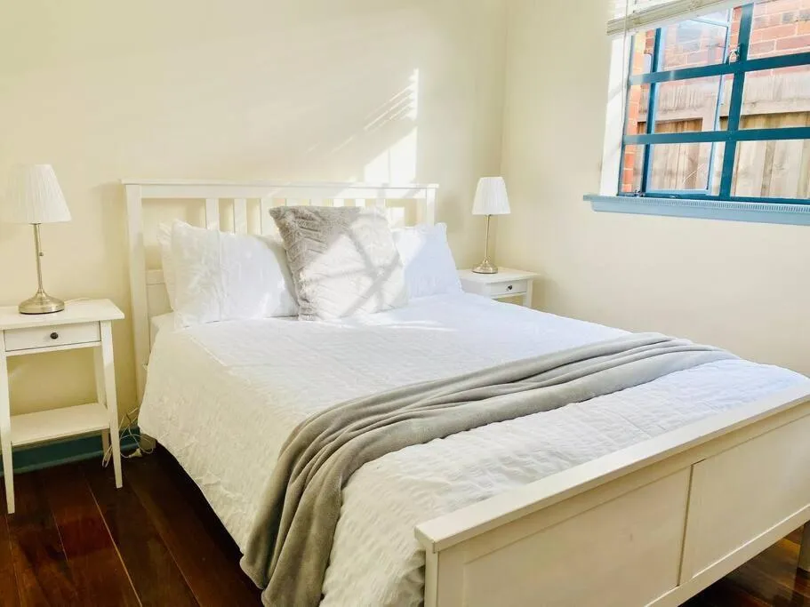 Bay Rd Kids & Pet Friendly Free Parking — 2