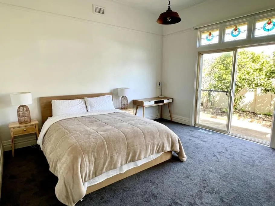 Beach Rd Kids & Pet Friendly Free Parking — 2