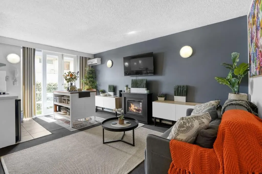 Beach-Side Studio Apt with parking spot — 5