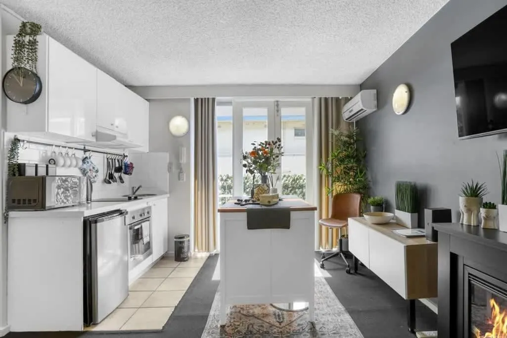 Beach-Side Studio Apt with parking spot — 4