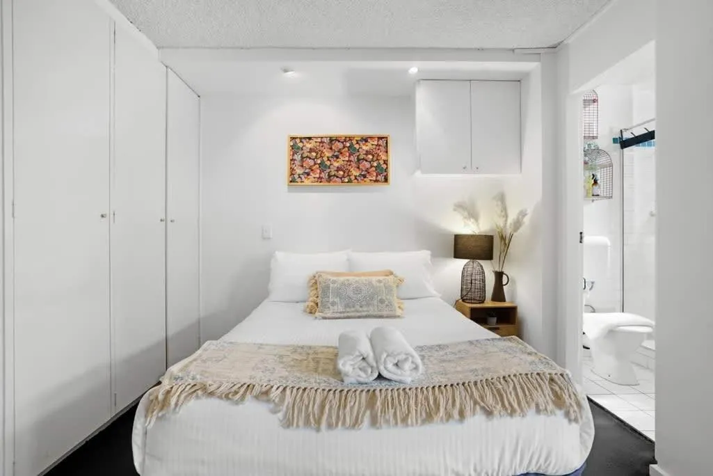 Beach-Side Studio Apt with parking spot — 2