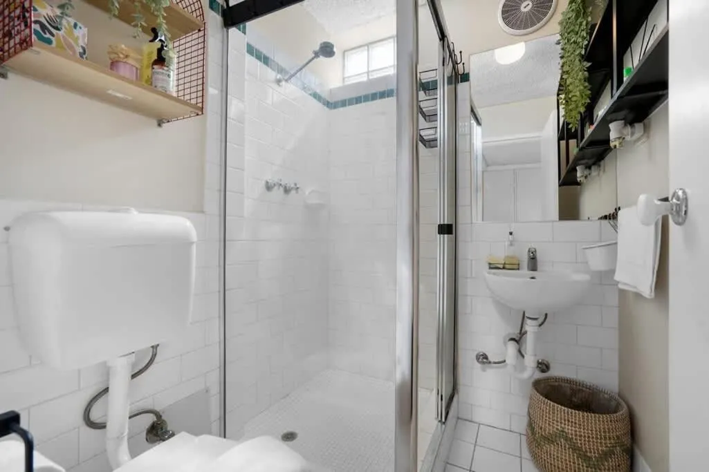 Beach-Side Studio Apt with parking spot — 3