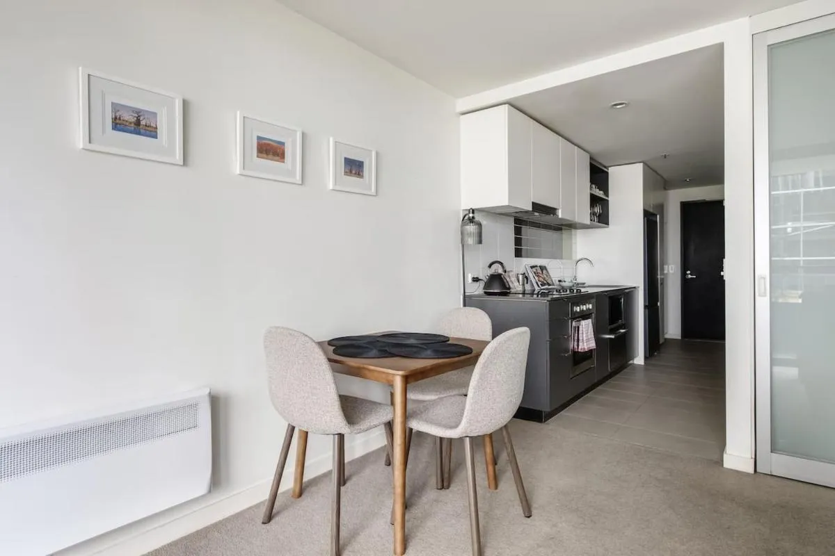 Bourke St Beckons – A Cosy Inner-city Locale — 4
