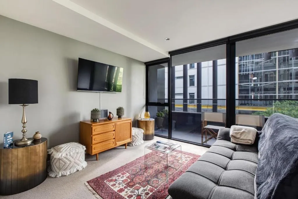 Bourke St Beckons – A Cosy Inner-city Locale