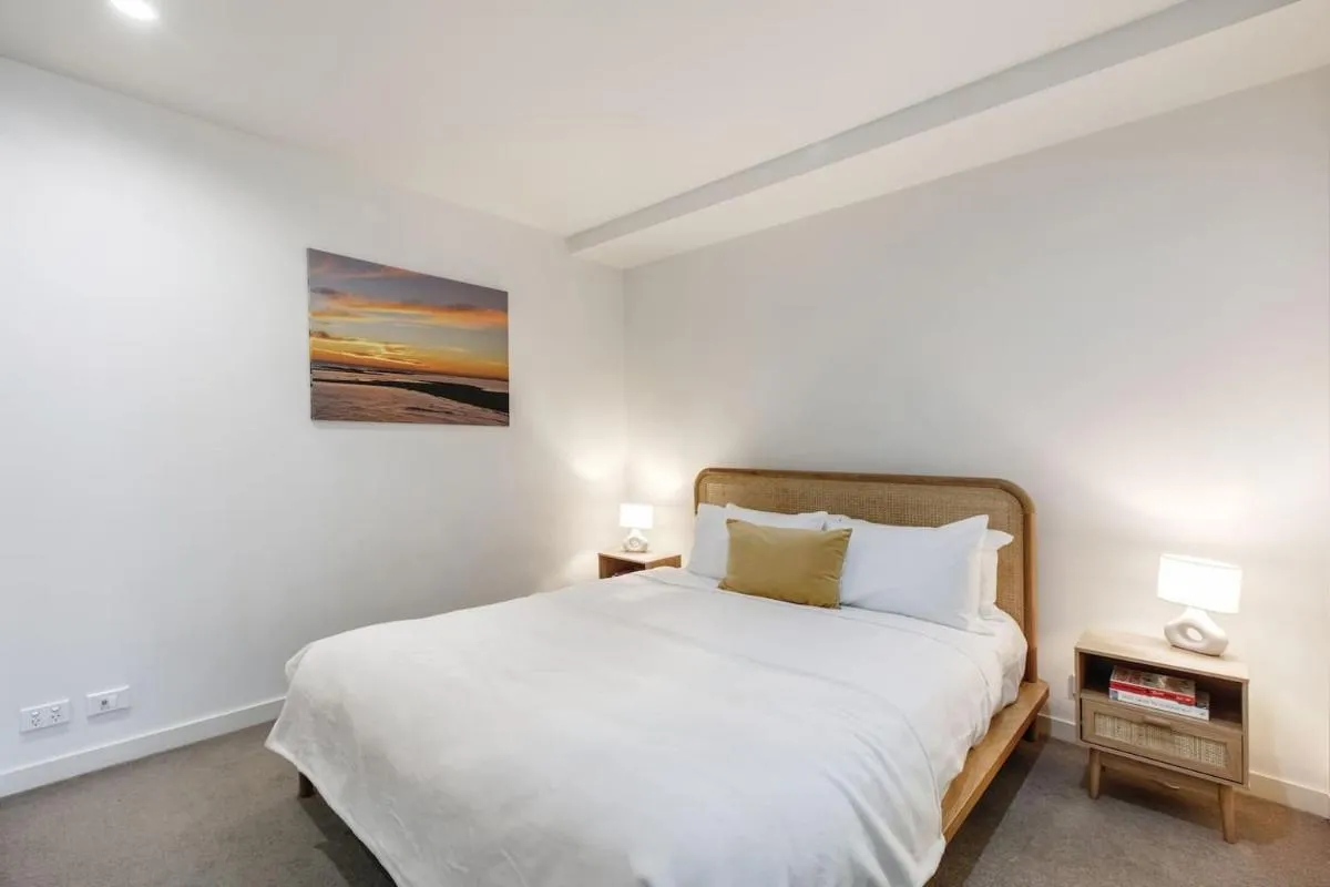 Bourke St Beckons – A Cosy Inner-city Locale — 2