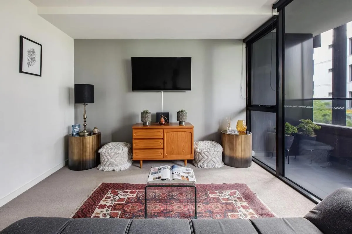 Bourke St Beckons – A Cosy Inner-city Locale — 5