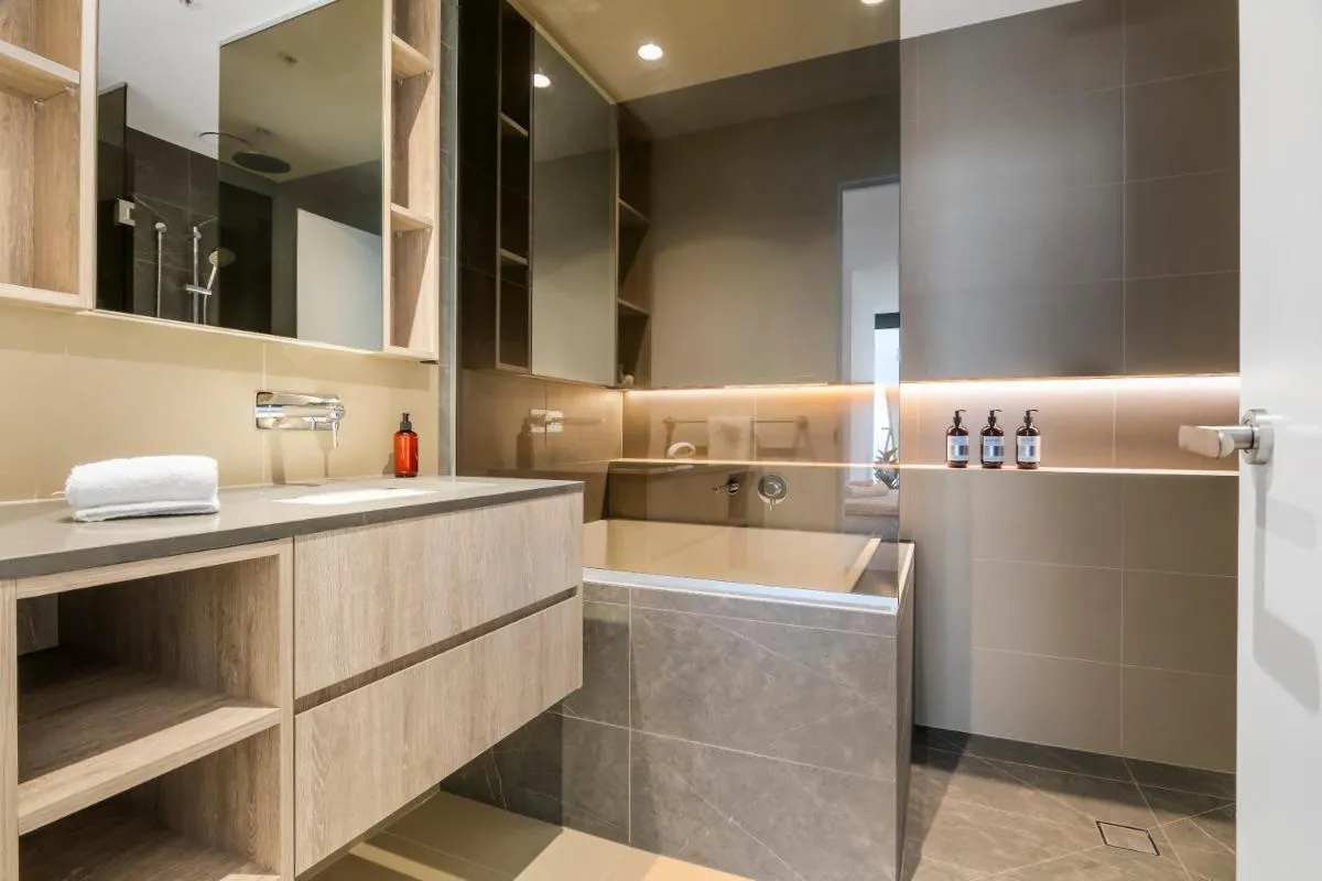 Breathtaking City and Bay Views Apt Best Location — 3