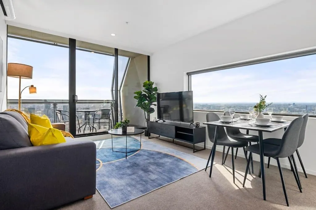 Breathtaking View – 2BR Apt in Melbourne CBD w Gym