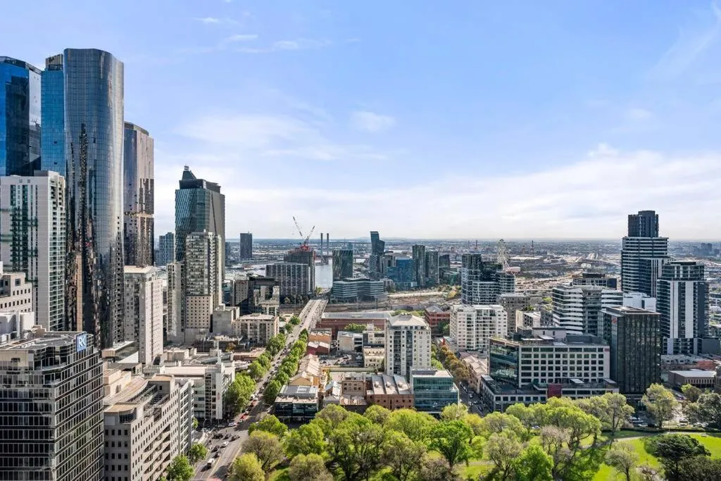 Breathtaking View – 2BR Apt in Melbourne CBD w Gym — 4