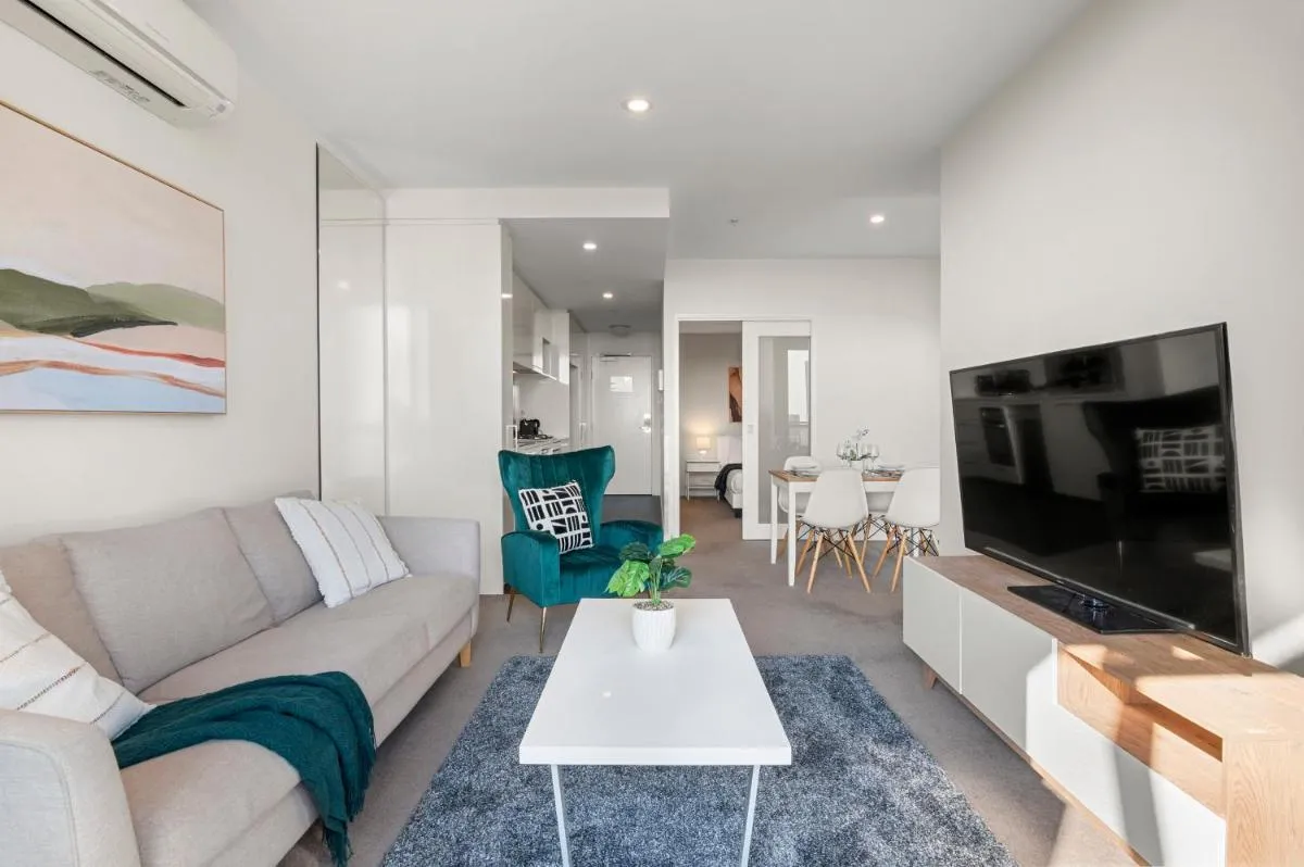 Breathtaking Views at Spacious Apartment in Melbourne CBD with Gym — 5