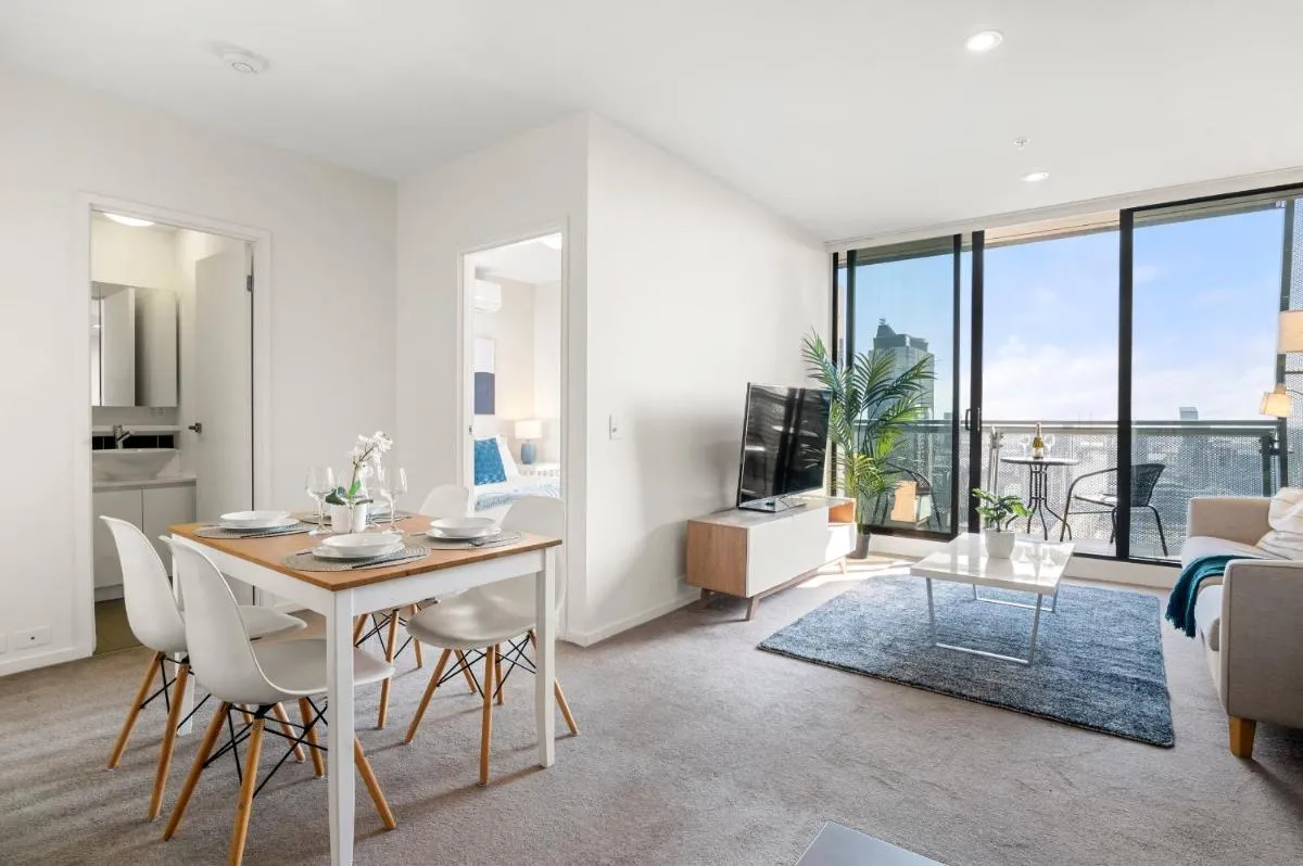 Breathtaking Views at Spacious Apartment in Melbourne CBD with Gym — 4