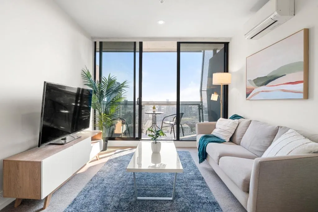 Breathtaking Views at Spacious Apartment in Melbourne CBD with Gym