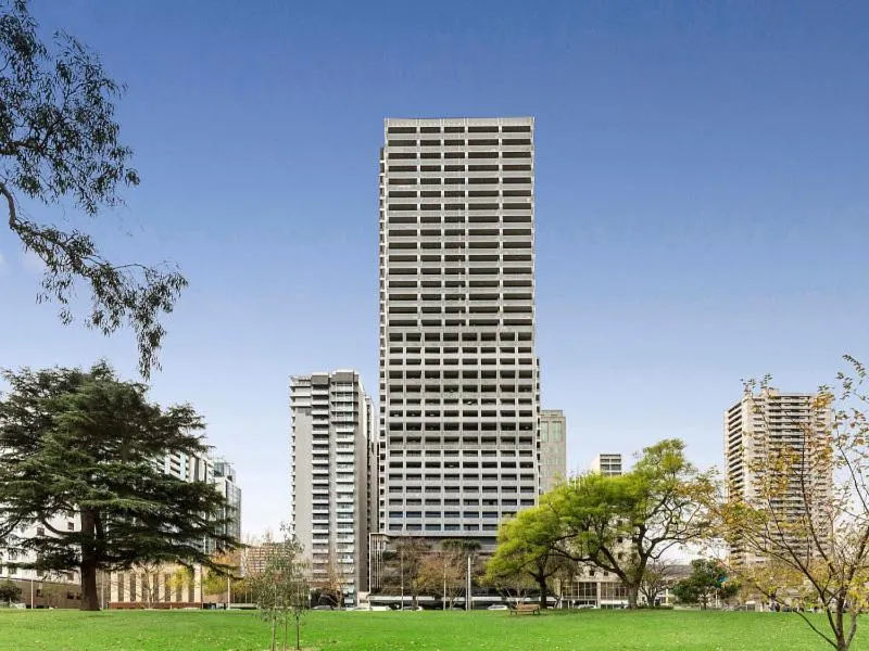 Breathtaking Views at Spacious Apartment in Melbourne CBD with Gym — 2
