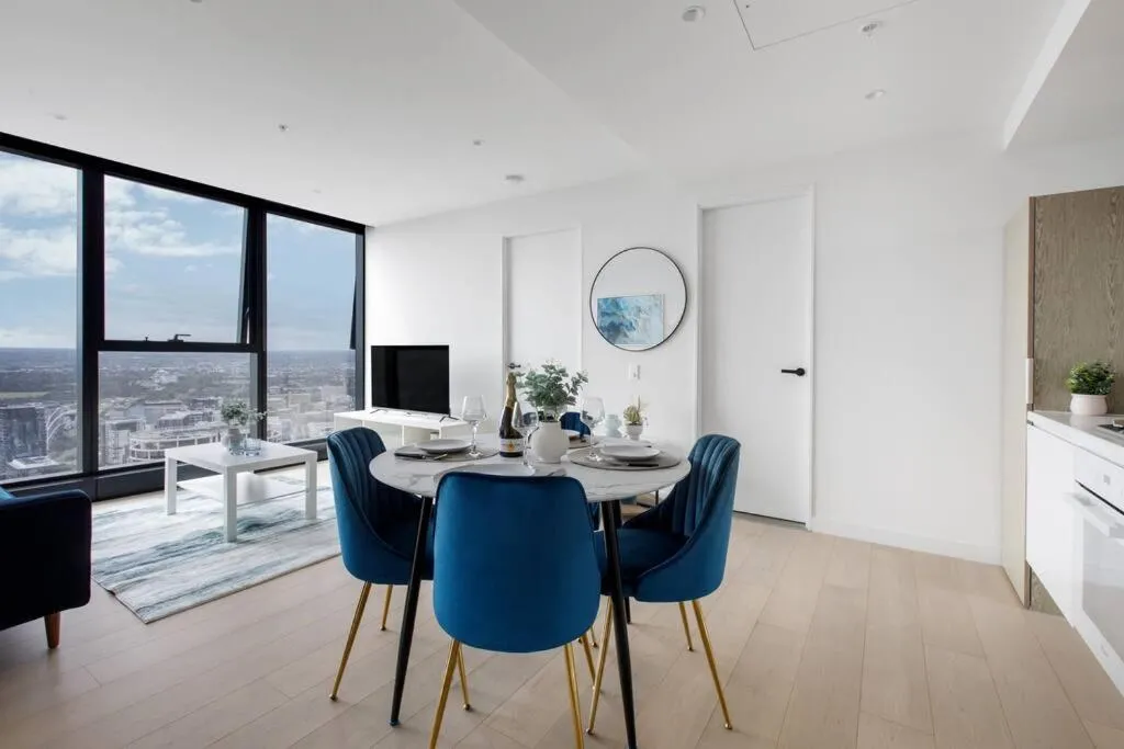 Breathtaking views – Spacious 2BR Ensuite in Heart of CBD — 2