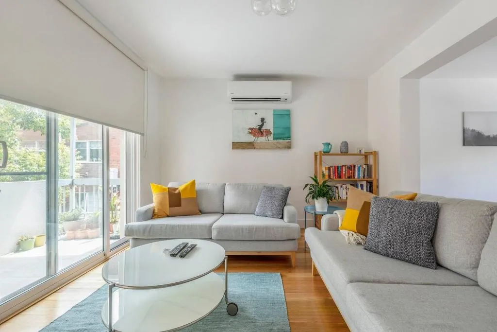 Breezy East – A Light-filled Family Retreat