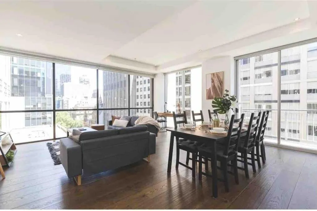 Bright City Views Melbourne Central Penthouse on Collins