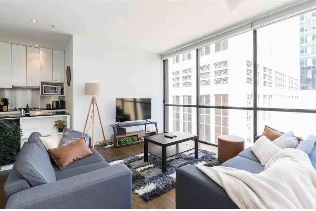 Bright City Views Melbourne Central Penthouse on Collins — 3