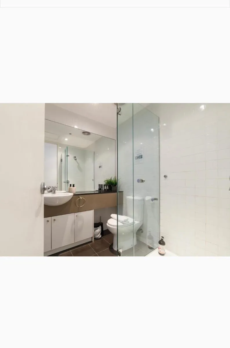 Bright City Views Melbourne Central Penthouse on Collins — 4