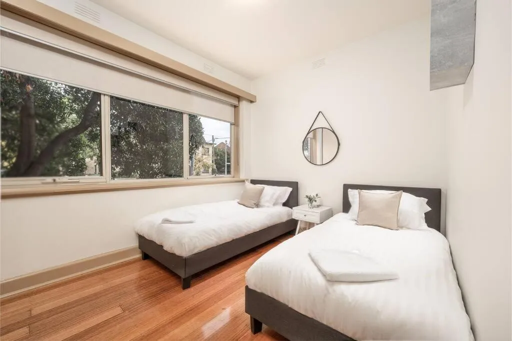 Bright & Comfy 2 Bedroom St Kilda East Apartment — 2