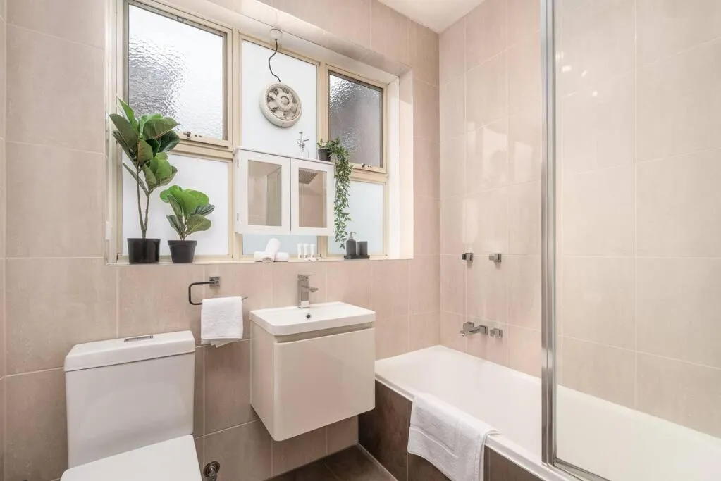Bright & Comfy 2 Bedroom St Kilda East Apartment — 3