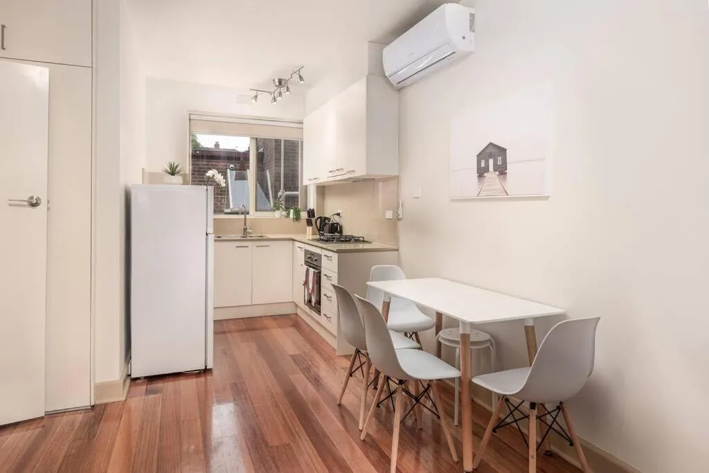 Bright & Comfy 2 Bedroom St Kilda East Apartment — 4