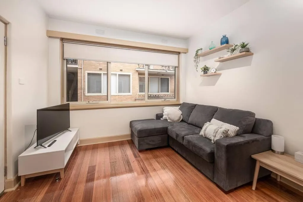 Bright & Comfy 2 Bedroom St Kilda East Apartment — 5