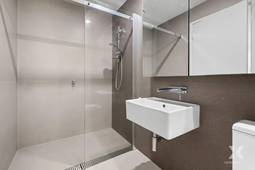 CBD Apt on 48 floor with City and Harbour views — 3