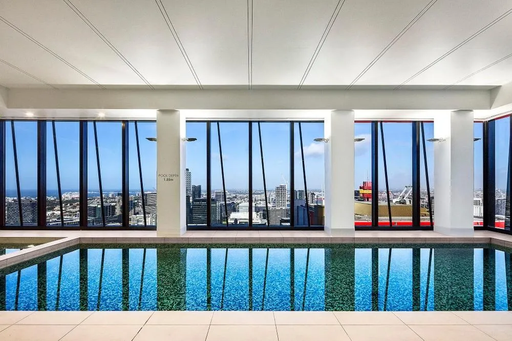 CBD Apt on 48 floor with City and Harbour views — 4