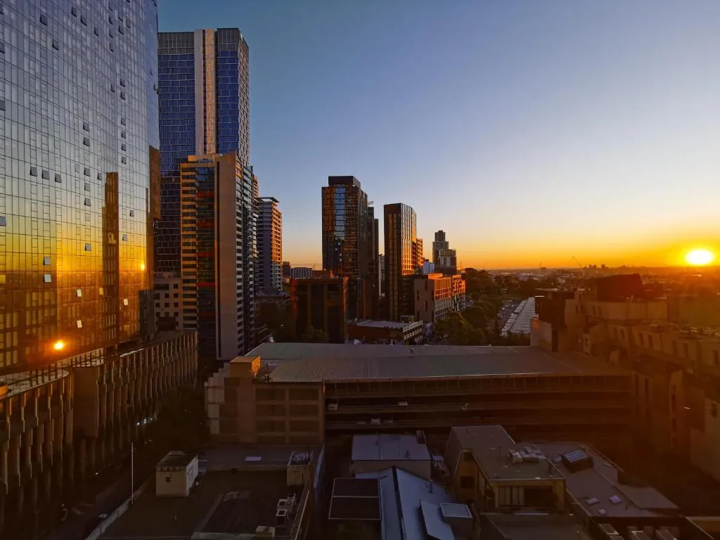 CBD Park Views Retreat with free parking – up to 4 pax
