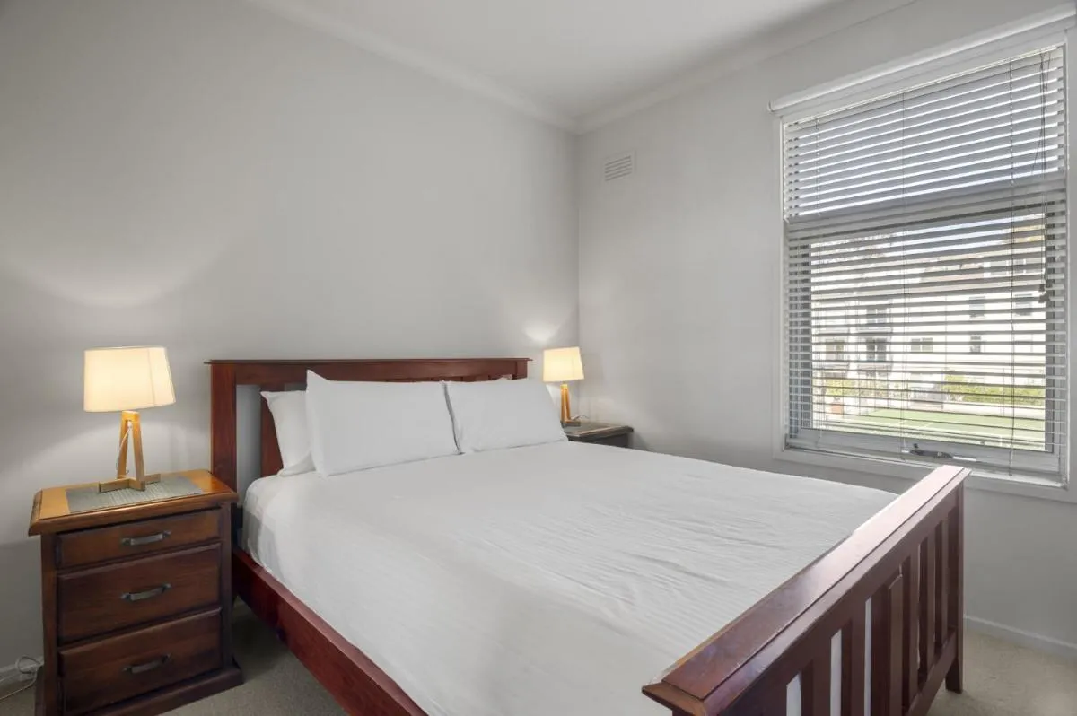 Central 2-Bed Pad with Tennis Court, Pool & Gym — 2