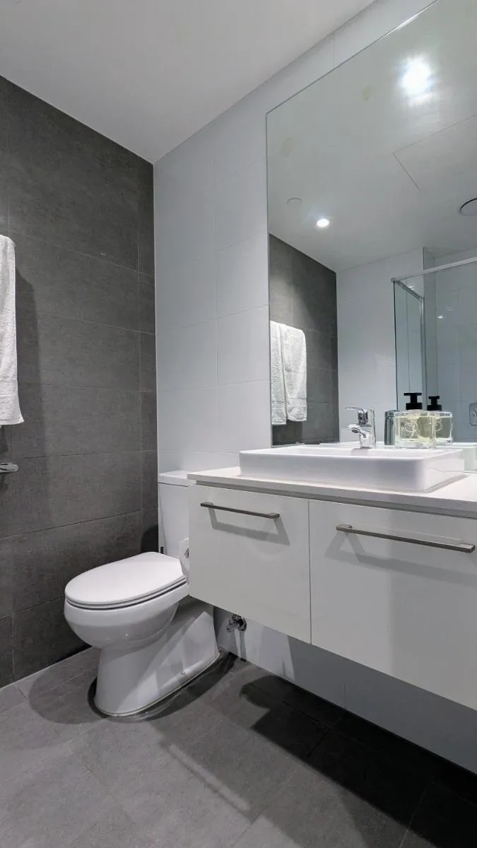 Central CBD apartment with free onsite parking — 4