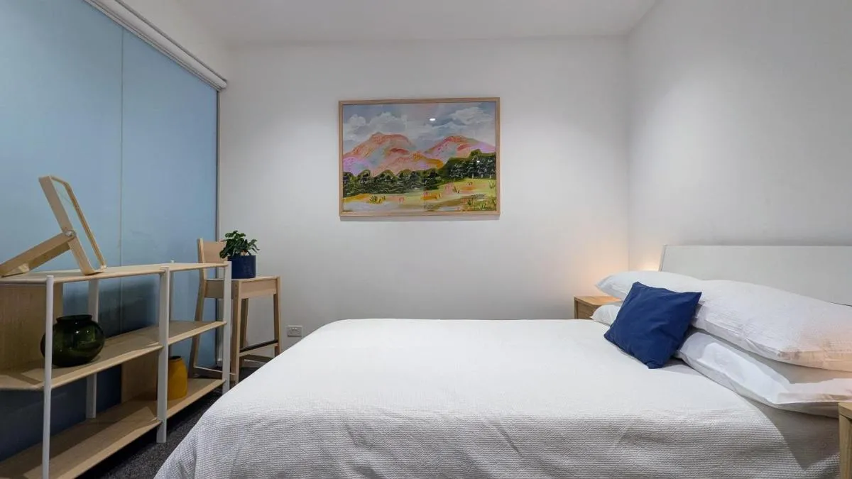 Central CBD apartment with free onsite parking — 2