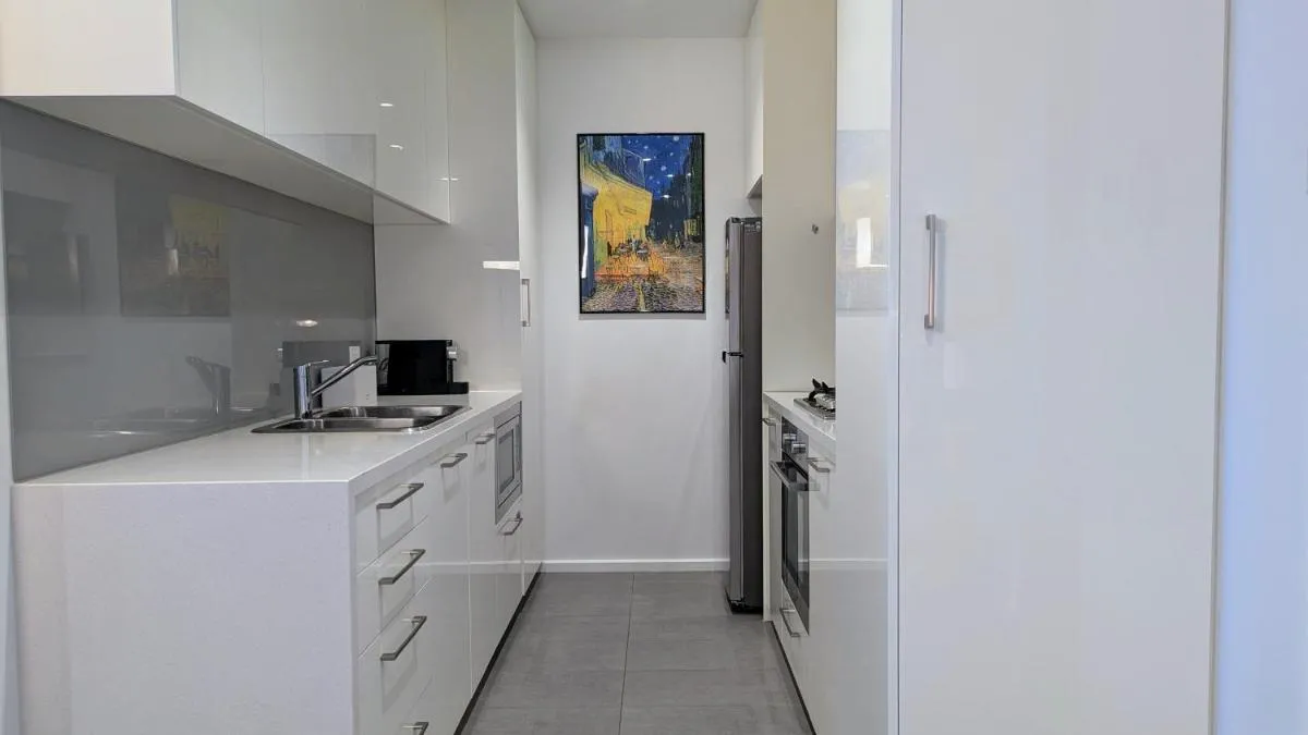 Central CBD apartment with free onsite parking — 5