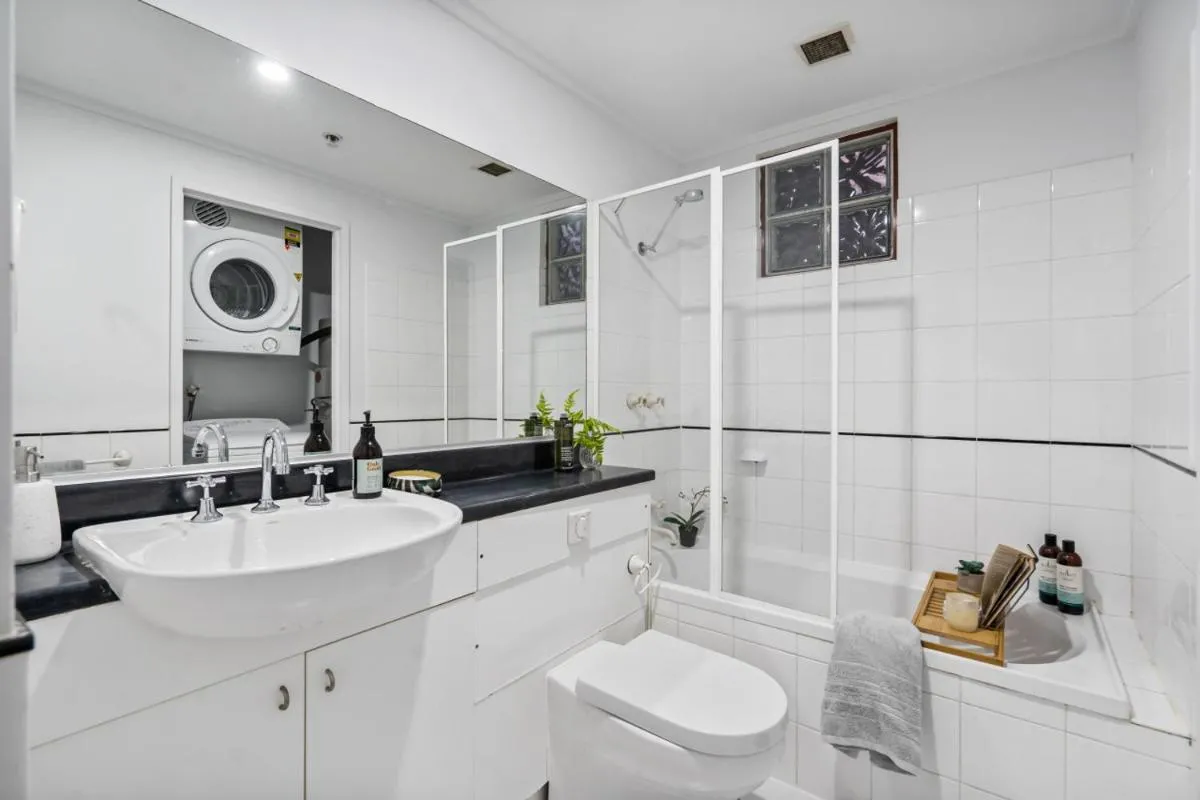 Central City Chic – sleeps 6, free parking — 3