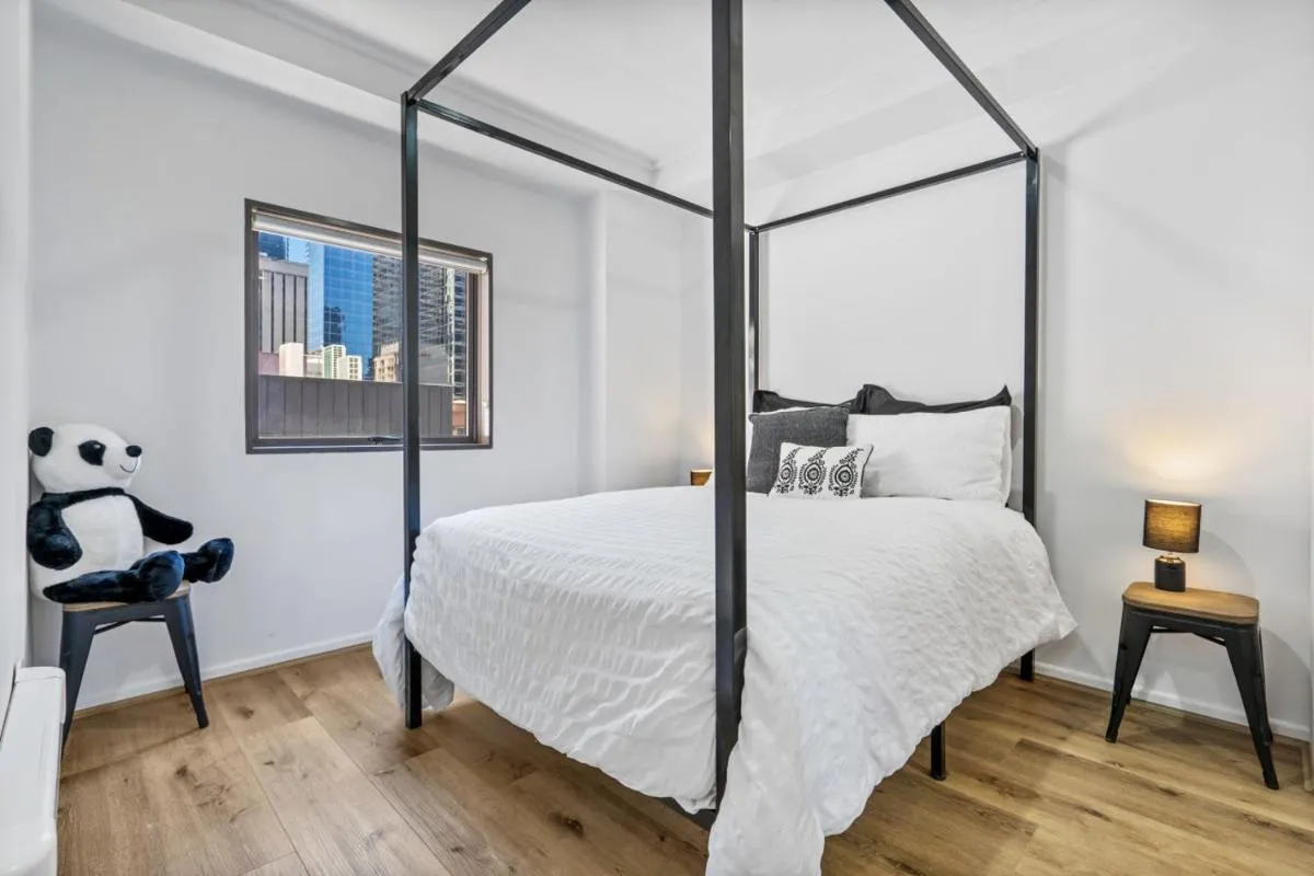 Central City Chic – sleeps 6, free parking — 2