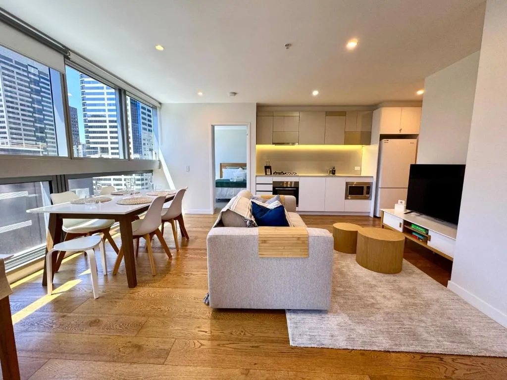 Central City Escape – Skyline Views, Pool & Parking