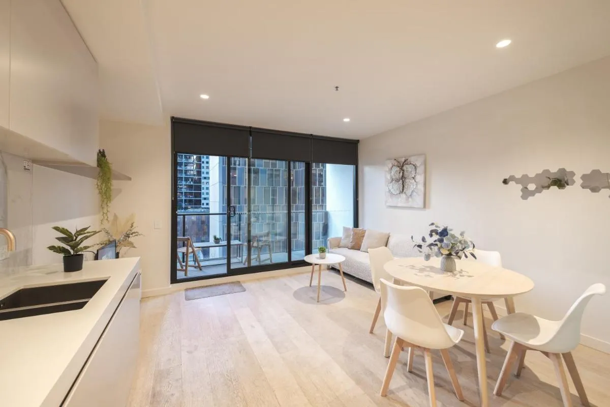 Central Melbourne 1br1ba Apt With Balcony — 4
