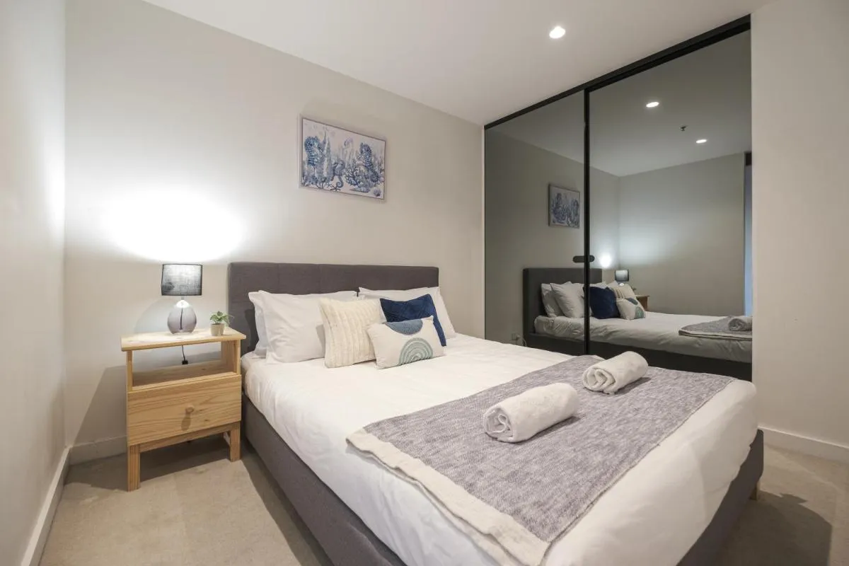 Central Melbourne 1br1ba Apt With Balcony — 2