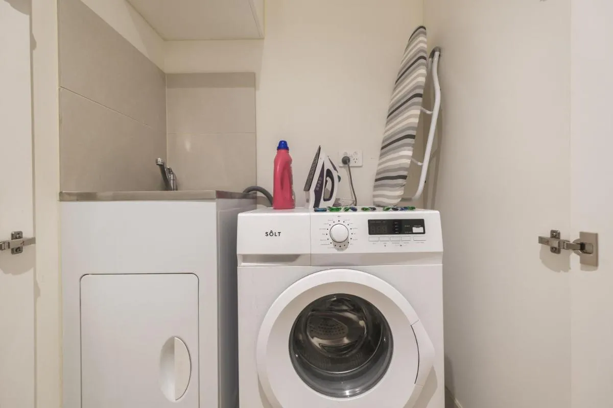 Central Melbourne 1br1ba Apt With Balcony — 5
