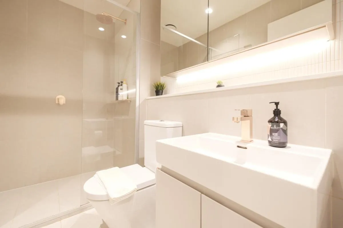 Central Melbourne 1br1ba Apt With Balcony — 3