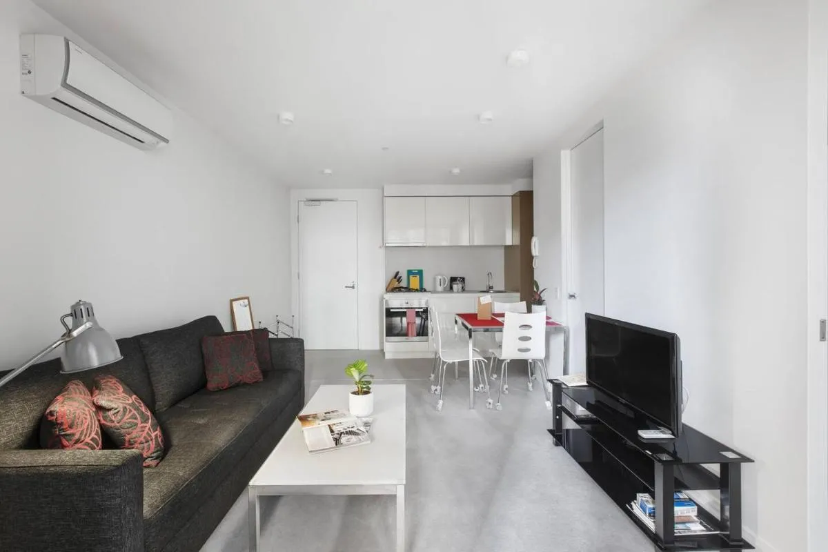 Central Sleek City Living close to Everything — 5