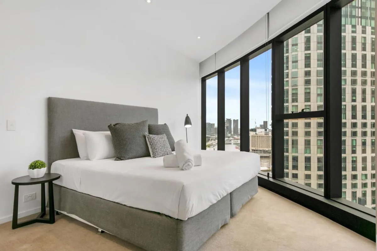 Central Southbank Apt w Stunning City Views & Pool — 2
