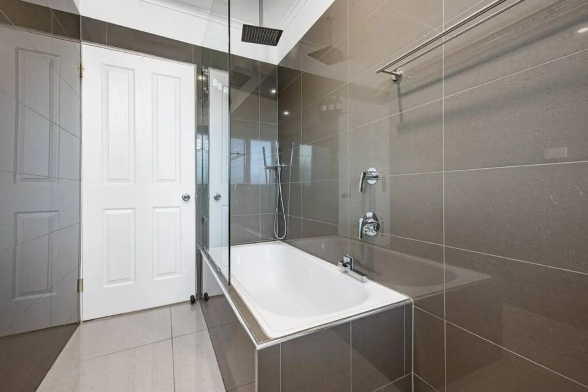 Central to Everything Spacious 1 Bedroom Apartment — 3
